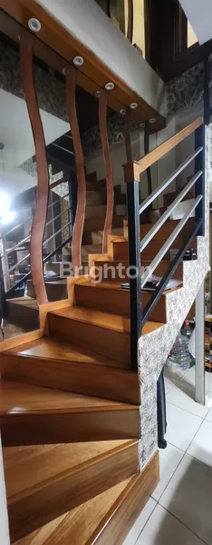 image RUMAH SIAP HUNI YANG SANGAT HOMEY LOKASI KLAMPIS SURABAYA (6)