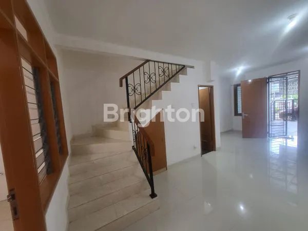 image DIJUAL/DISEWAKAN RUMAH RENO 2 LANTAI SIAP HUNI DI KELAPA GADING  (4)