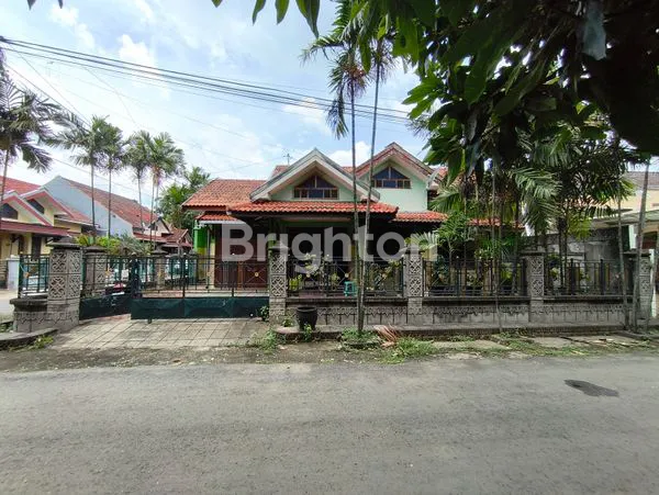 image RUMAH LUAS DAN ASRI DI PERUMAHAN CANDRA KIRANA KEDIRI (2)