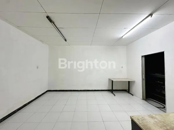 image RUKO GANDENG PINGGIR JALAN RAYA UTAMA MERUYA JAKARTA BARAT RUKO GANDENG 2 LANTAI UKURAN 7 X 30 M2 HADAP SELATAN PARKIR BISA 6 MOBIL NEGO TIPIS (4)