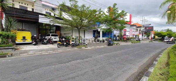 image DISEWAKAN RUKO 2LT JL BY PASS DARMA GIRI GIANYAR. LOKASI STRATEGIS COCOK UNTUK USAHA, AKSES MUDAH & POTENSIAL, DEKAT PUSAT AKTIVITAS\\N DAN RAMAI (2)