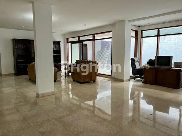 image RUMAH MEWAH 2 LANTAI LT 500M² DI KEBAYORAN BARU (2)