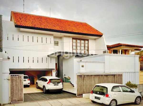 image RUMAH MEWAH 3 LANTAI DENGAN PRIVATE POOL DI LOKASI STRATEGIS DAN PREMIUM AREA RENON, DENPASAR SELATAN, BALI (1)