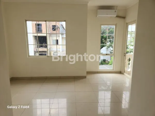 RUMAH DI GREEN LAKE CITY