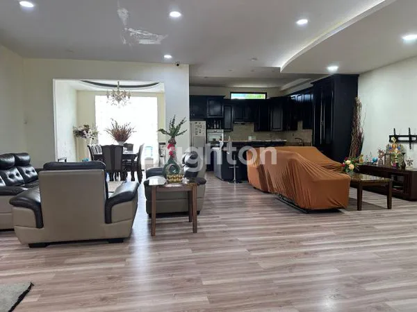 image RUMAH MEWAH 3 LANTAI DI BUKIT GOLF (3)