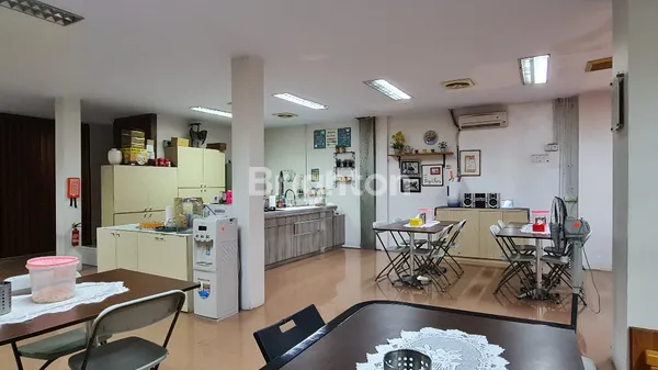 3 RUKO GANDENG 4 LANTAI DI LOKASI PREMIUM JL. RADEN SALEH, KANTOR SIAP PAKAI!