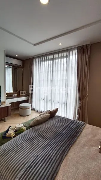 image RUMAH MEWAH 3 LANTAI LT 90 DI KOMPLEK ELIT (5)