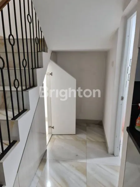 image RUMAH MEWAH 3 LANTAI SIAP HUNI JEMBATAN LIMA (5)