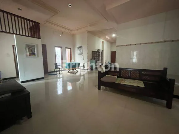 image RUMAH SEMI FURNISHED SIAP HUNI, LOKASI PREMIUM, HARGA TERJANGKAU (2)