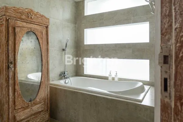 image VILLA 2 LANTAI WITH SWIMMING POOL LOKASI STRATEGIS DEKAT DENGAN WISATA PANTAI DI SEMINYAK  (5)