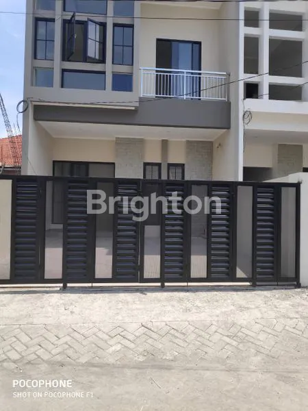 image RUMAH BARU 4+1 KT SIAP HUNI SURABAYA (1)