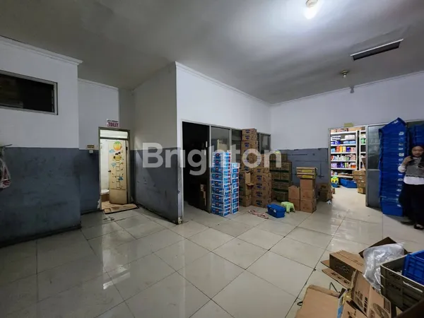 image BANGUNAN KOMERSIL DI RAYA MASTRIP, KONDISI TERSEWA BISA UNTUK PASSIVE INCOME, COCOK UNTUK GUDANG, MINIMARKET ATAU USAHA, STRATEGIS AREA PERGUDANGAN  (4)
