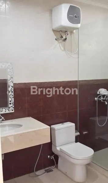 image RUMAH MEWAH 3 LANTAI DI KEMANG SIAP HUNI (7)