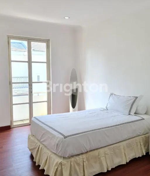 image RUMAH MEWAH 3 LANTAI DI KEMANG SIAP HUNI (8)