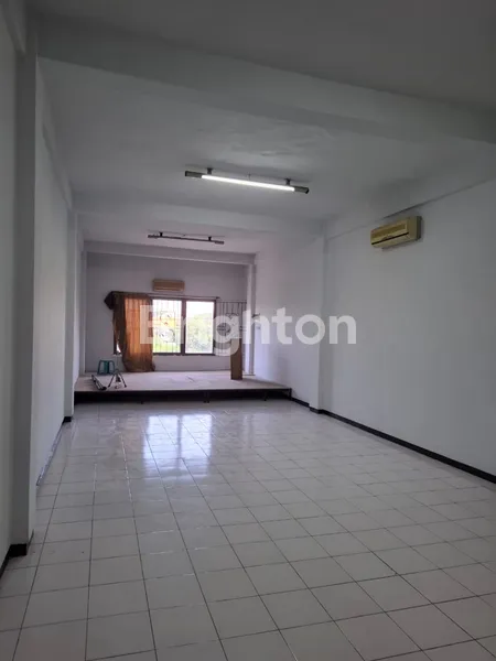 image RUKO 3 LANTAI LOKASI SUPER STRATEGIS NOL JALAN RAYA JEMURSARI  (2)