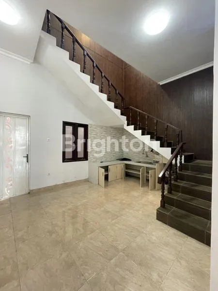 image RUMAH MEWAH 2 LANTAI PASAR KLIWON (2)