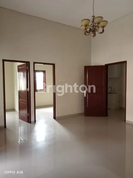 image RUMAH MEWAH 2 LANTAI LT 121 MANUKAN (4)