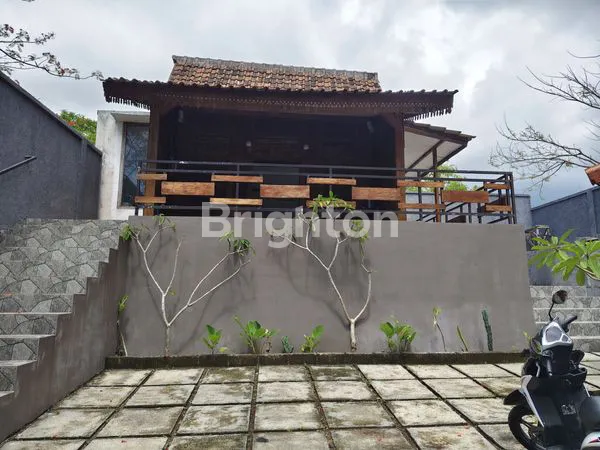 image RUMAH KAYU STUDIO ASRI DI LINGKUNGAN HIJAU UNGASAN\N\N\N. RUMAH KAYU TROPIS BERNUANSA ALAM, DEKAT PANTAI MELASTI\N (1)