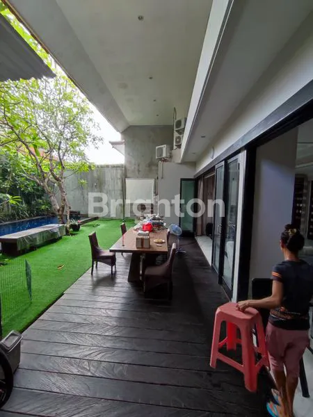 image RUMAH MEWAH 3 LANTAI – 5 KAMAR TIDUR, GARASI 4 MOBIL, HADAP SELATAN | SHM & IMB LENGKAP (3)