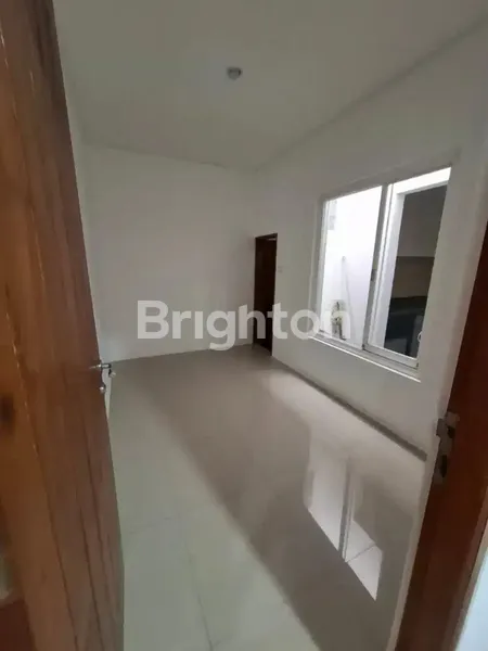 image  RUMAH THE GAYUNGSARI DEKAT MASJID BESAR MASJID AGUNG, DEKAT SEKOLAH, DEKAT MALL 	 (7)