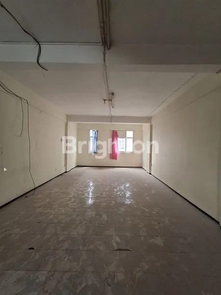 image RUKO 3,5 LANTAI DISEWAKAN DI IMAM BONJOL. SIAP PAKAI & LOKASI STRATEGIS (4)