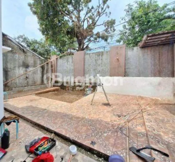 image DIJUAL RUMAH 2 LANTAI LOKASI STRATEGIS (6)