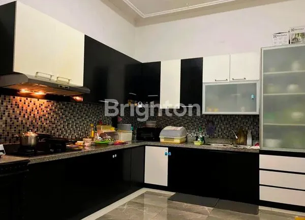 image RUMAH MEWAH 2,5 LANTAI SIAP HUNI LOKASI HOOK, TAMAN LUAS & ASRI (7)