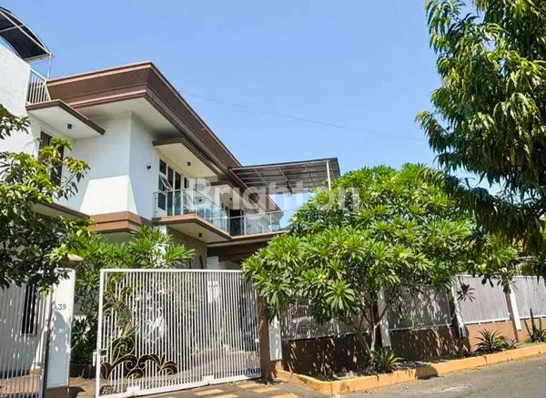 image RUMAH MEWAH 2,5 LANTAI SIAP HUNI LOKASI HOOK, TAMAN LUAS & ASRI (1)