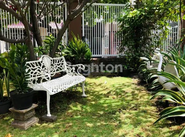 image RUMAH MEWAH 2,5 LANTAI SIAP HUNI LOKASI HOOK, TAMAN LUAS & ASRI (8)