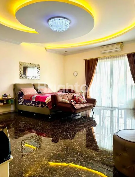 image RUMAH MEWAH 2,5 LANTAI SIAP HUNI LOKASI HOOK, TAMAN LUAS & ASRI (3)