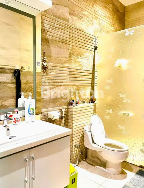 image RUMAH MEWAH 2,5 LANTAI SIAP HUNI LOKASI HOOK, TAMAN LUAS & ASRI (4)