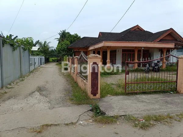 image MILIKI SEGERA RUMAH BESAR DENGAN HALAMAN LUAS SIAP HUNI DI TEBING TINGGI (2)
