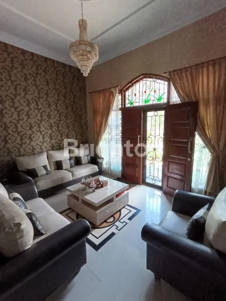 image RUMAH MEWAH FULL FURNISHED INI MEMILIKI KOLAM RENANG PRIBADI BERADA DI KAWASAN PERUMAHAN STELLA RAYA SIMPANG SELAYANG MEDAN TUNTUNGAN (2)