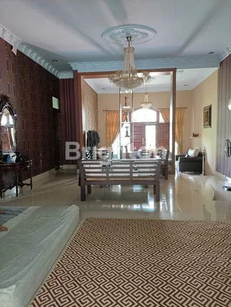 image RUMAH MEWAH FULL FURNISHED INI MEMILIKI KOLAM RENANG PRIBADI BERADA DI KAWASAN PERUMAHAN STELLA RAYA SIMPANG SELAYANG MEDAN TUNTUNGAN (4)