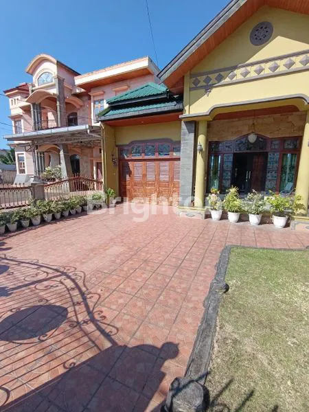 image RUMAH MEWAH FULL FURNISHED INI MEMILIKI KOLAM RENANG PRIBADI BERADA DI KAWASAN PERUMAHAN STELLA RAYA SIMPANG SELAYANG MEDAN TUNTUNGAN (1)