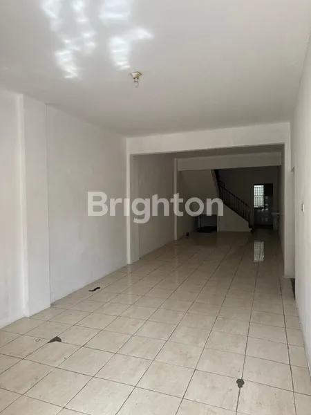 image 4 RUKO JEJER DI DUKUH PAKIS 5, SURABAYA BARAT JAWA TIMUR. DEKAT MALL ROYAL PLAZA, RS MAYAPADA, RS MITRA KELUARGA, KAWASAN BISNIS, DEKAT PINTU MASUK TOLL. NOL JALAN RAYA, STRATEGIS AREA. (4)