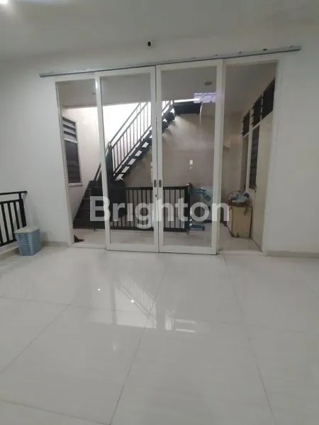image RUMAH FULL FURNISHED DI DARMO PERMAI SELATAN SURABAYA – 2,5 LANTAI, 3+1 KT, SIAP HUNI (6)