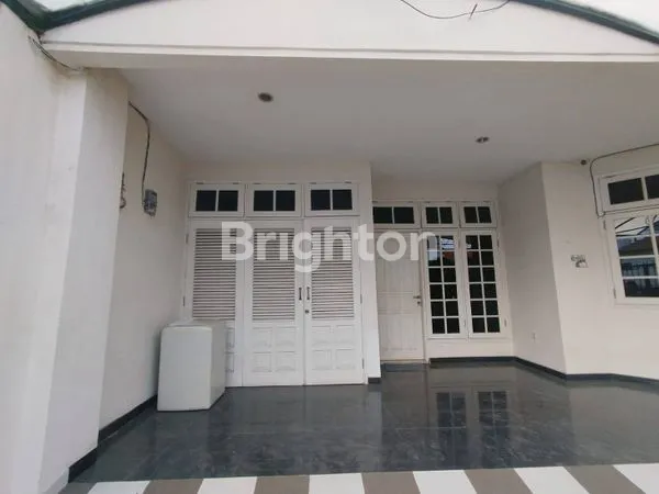 image RUMAH FULL FURNISHED DI DARMO PERMAI SELATAN SURABAYA – 2,5 LANTAI, 3+1 KT, SIAP HUNI (1)