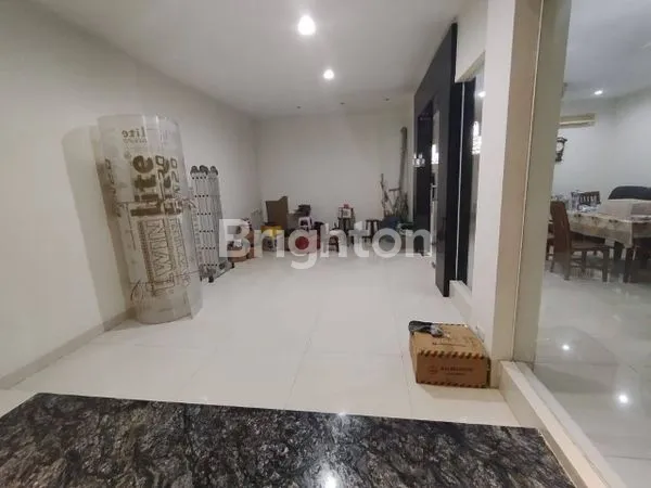 image RUMAH FULL FURNISHED DI DARMO PERMAI SELATAN SURABAYA – 2,5 LANTAI, 3+1 KT, SIAP HUNI (5)