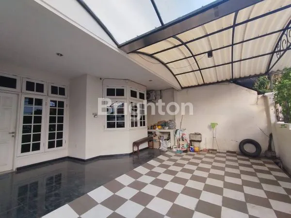 image RUMAH FULL FURNISHED DI DARMO PERMAI SELATAN SURABAYA – 2,5 LANTAI, 3+1 KT, SIAP HUNI (2)