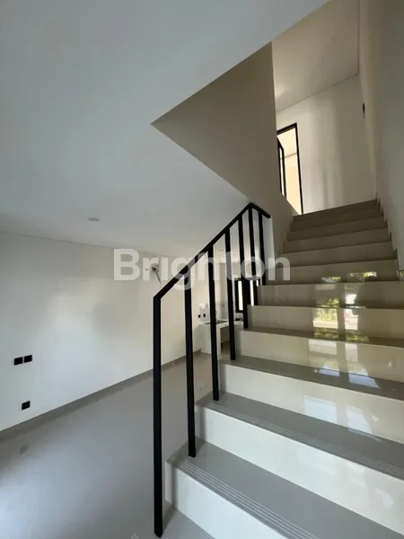 image RUMAH BARU 2 LANTAI DI MANUKAN LOR, DEKAT DENGAN PERGUDANGAN MARGOMULYO (3)