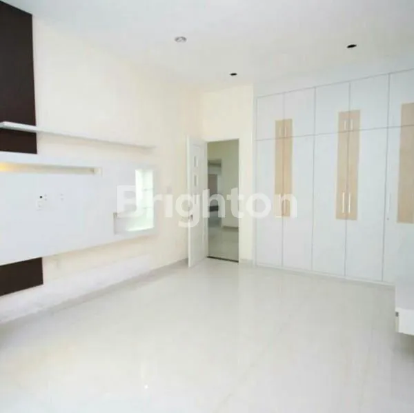 image RUMAH MEWAH LEBAR 8 MTR - SIAP HUNI - SEMI FURNISHED - DI KOMPLEK FULL FASILITAS - MUTIARA RESIDENCE, PERCUT SEI TUAN (7)