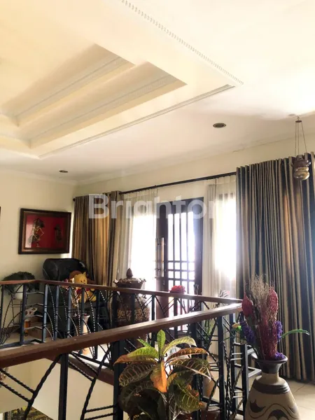 image RUMAH SEMI FURNISH DEKAT JALAN MERR DI WIGUNA SURABAYA (5)