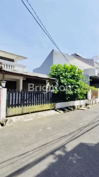 image PERUMAHAN TAMAN MERUYA ILIR RUMAH TUA HITUNG TANAH 2 LANTAI UKURAN 10X15 M2 HADAP SELATAN CARPORT 2 MOBIL ROW JALAN 2 MOBIL NEGO (6)