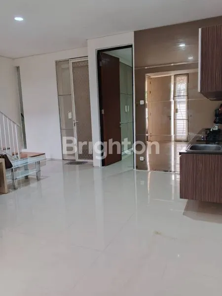 image RUMAH 2 LANTAI SIAP HUNI DI ROYAL PARK.  (7)