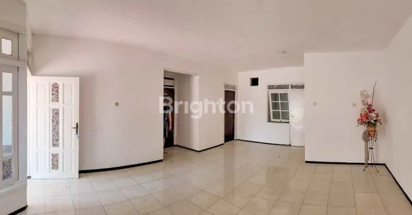 image RUMAH GRIYA KEBRAON UTAMA POSISI HADAP TAMAN LOKASI STRATEGIS (4)