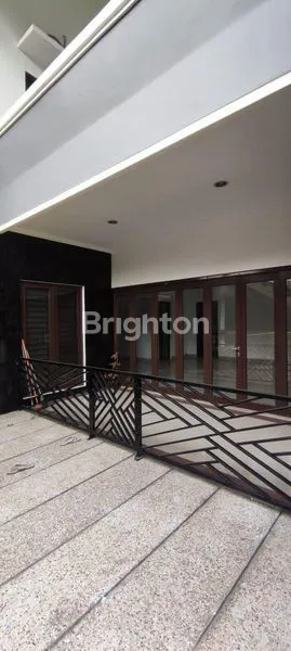 image RUMAH MEWAH 3 LANTAI DI CENTRO HAVANA BSD (4)