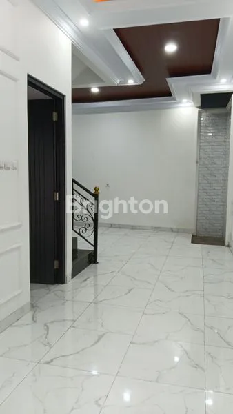 HUNIAN ELEGAN 3 LANTAI DI KABERAZ RESIDENCE 1 JAKARTA SELATAN – DESAIN KLASIK, LOKASI PREMIUM!\\\\N