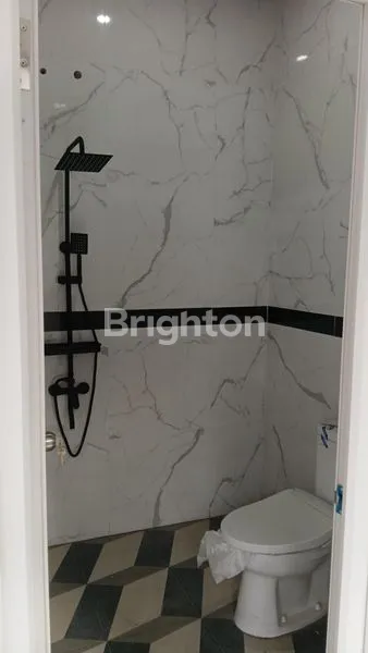 image HUNIAN ELEGAN 3 LANTAI DI KABERAZ RESIDENCE 1 JAKARTA SELATAN – DESAIN KLASIK, LOKASI PREMIUM!\\\\N (3)