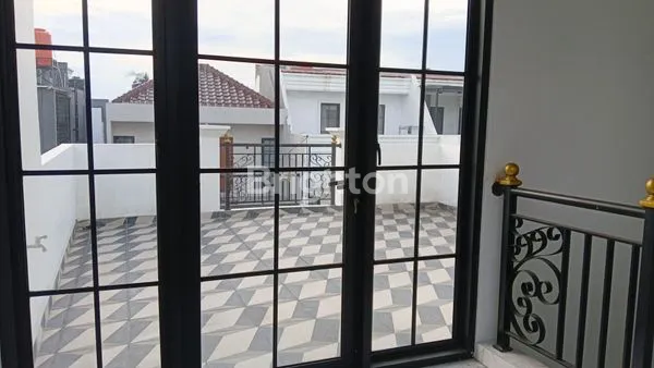 image HUNIAN ELEGAN 3 LANTAI DI KABERAZ RESIDENCE 1 JAKARTA SELATAN – DESAIN KLASIK, LOKASI PREMIUM!\\\\N (5)